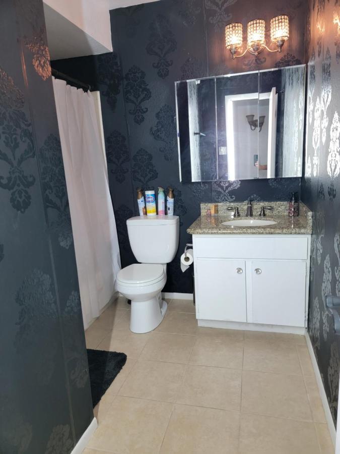 Orangewood & 51Ave Homestay - Not A Hotel Glendale Zewnętrze zdjęcie
